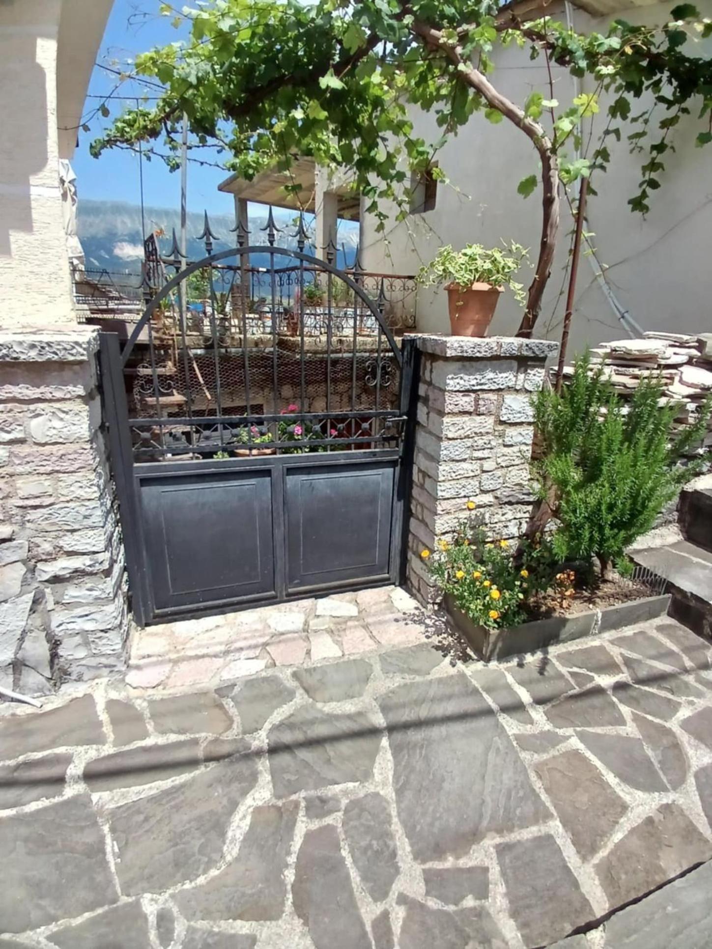 Eniguesthouse Lägenhet Gjirokastër